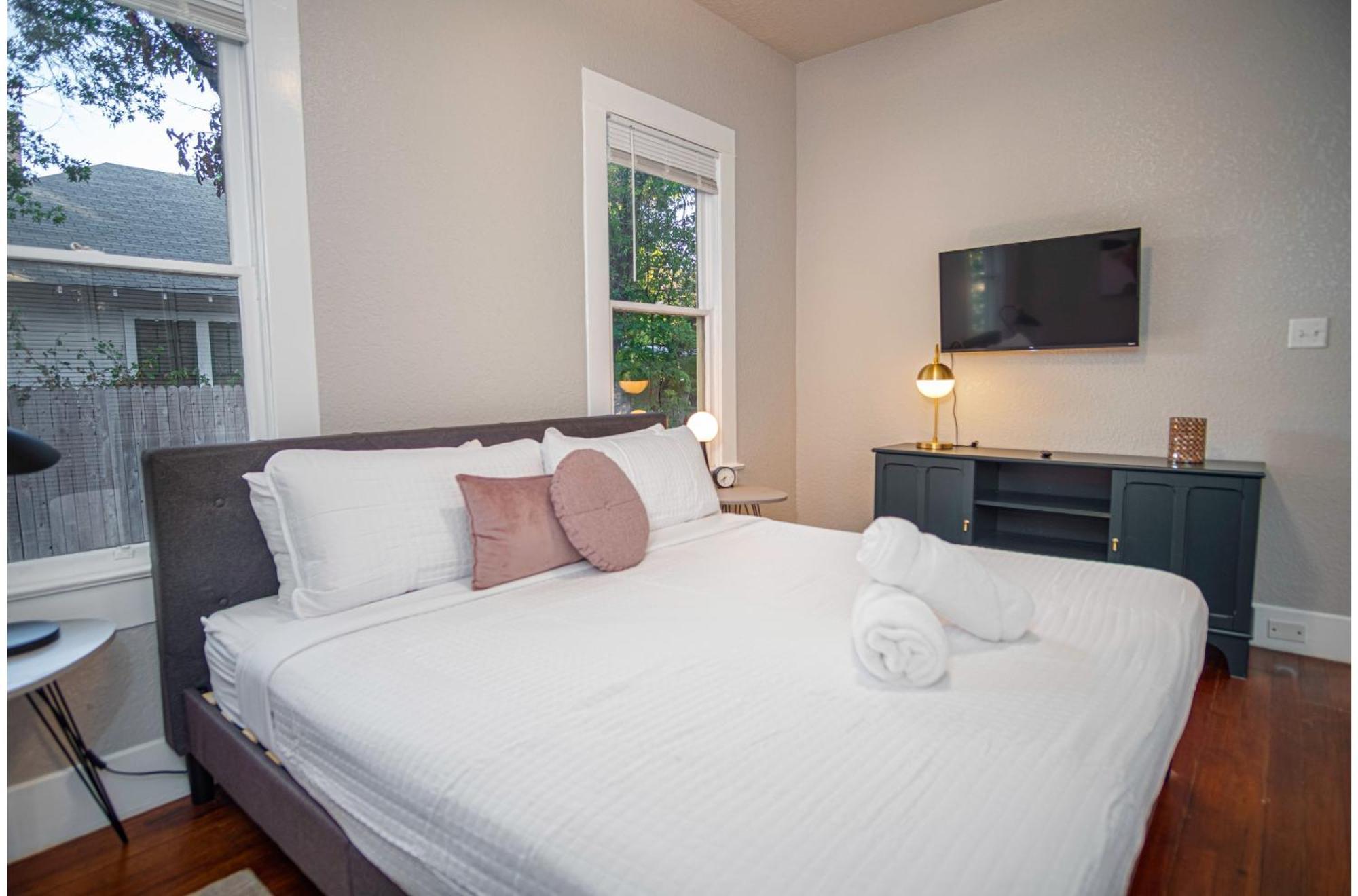 Chic Downtown Farmhouse With Garden And Bbq Grill ซานอันโตนิโอ ภายนอก รูปภาพ