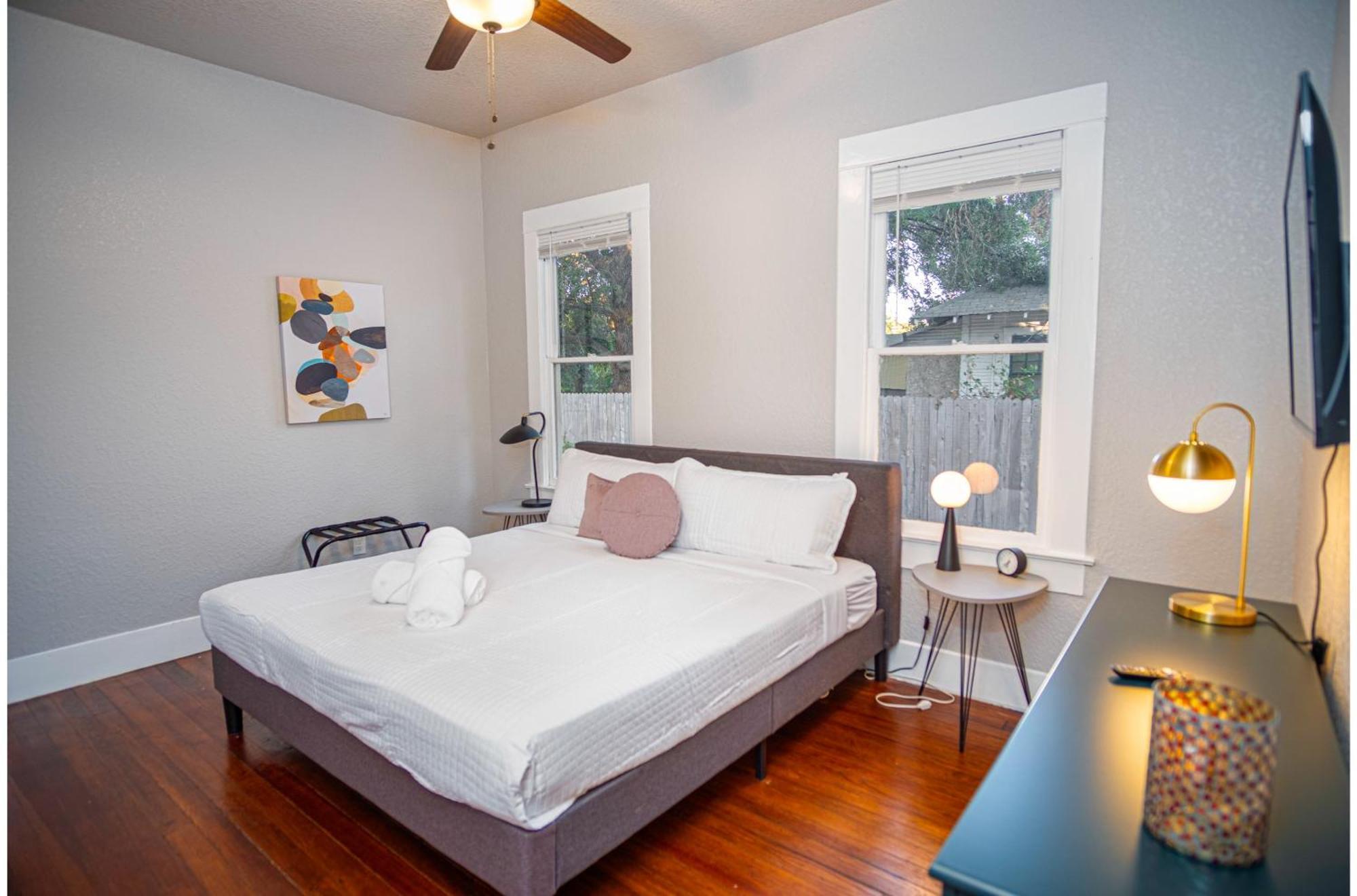 Chic Downtown Farmhouse With Garden And Bbq Grill ซานอันโตนิโอ ภายนอก รูปภาพ