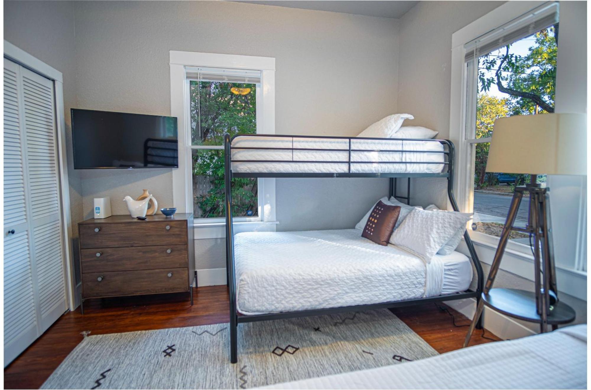 Chic Downtown Farmhouse With Garden And Bbq Grill ซานอันโตนิโอ ภายนอก รูปภาพ
