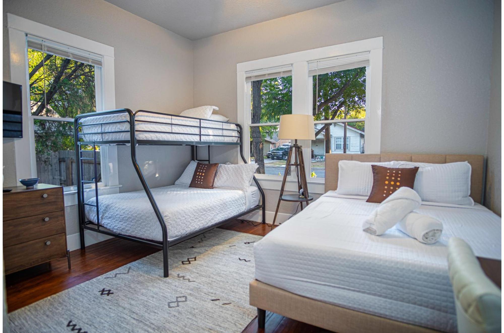 Chic Downtown Farmhouse With Garden And Bbq Grill ซานอันโตนิโอ ภายนอก รูปภาพ
